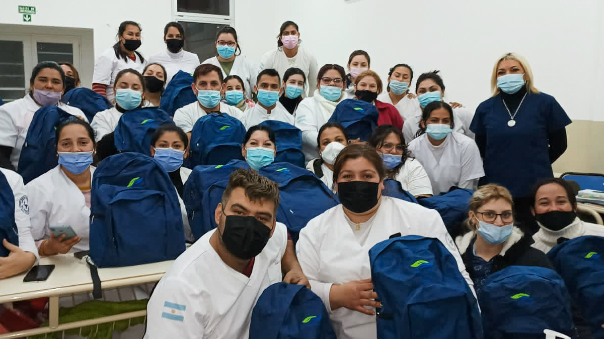 Entregamos mochilas técnicas a estudiantes de enfermería