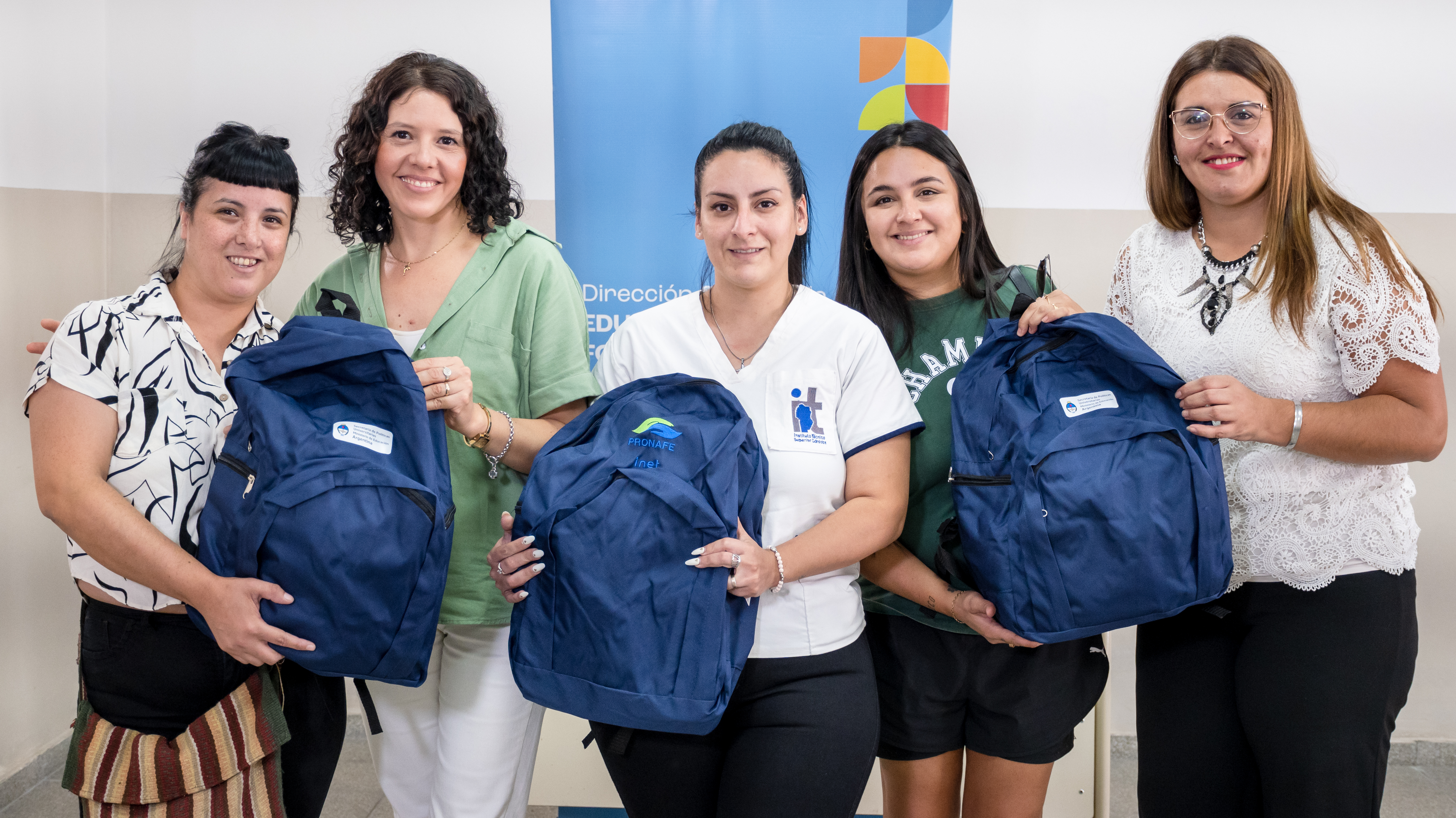 Entregamos mochilas técnicas a estudiantes de enfermería de toda la provincia